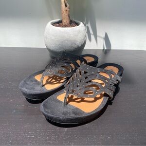 Earthies “Toro” Black Suede Laser-Cut Thong Sandals Rhinestone Women’s Size 9